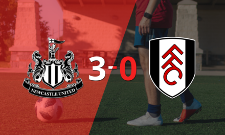 Newcastle United fue contundente y goleó 3-0 a Fulham