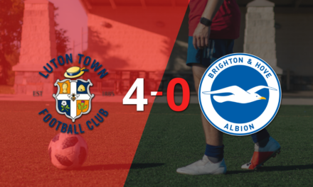 Elijah Adebayo marcó un hat-trick en la goleada 4-0 de Luton Town frente a Brighton and Hove
